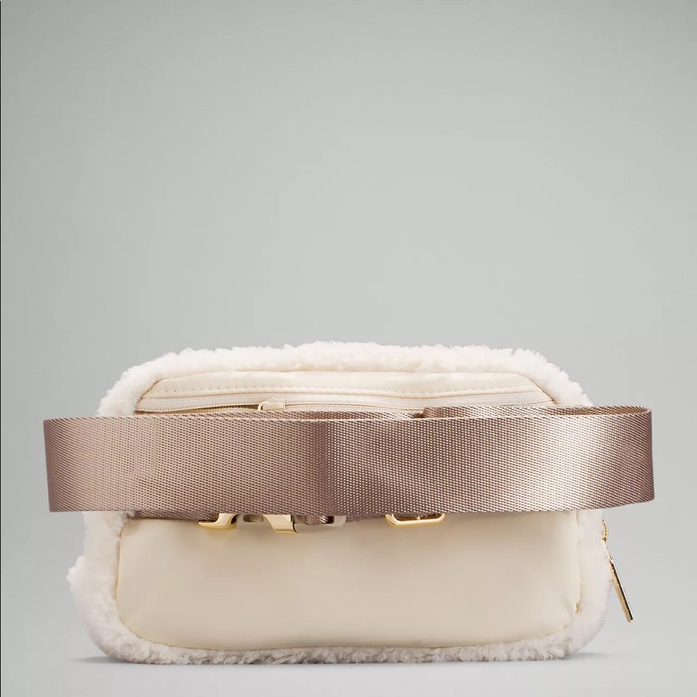 NWT Lululemon ivory sherpa belt bag - Picture 3 of 8
